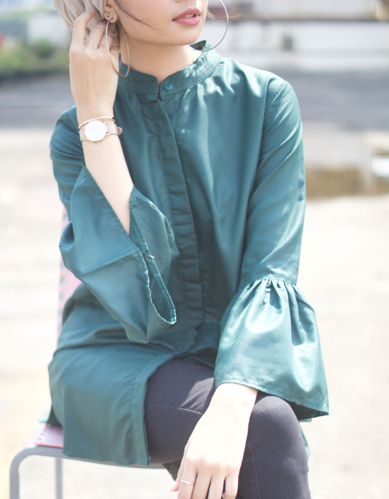 Bell-Sleeve High Low Shirt in Emerald Green